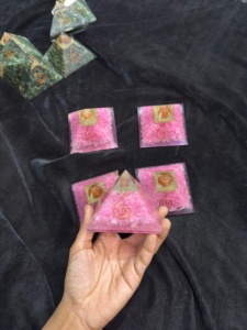 Pirámide de Orgón de Cuarzo Rosa Natural al por Mayor, Generador de Energía Curativa de Cristal para Meditación Reiki - Product Image 1