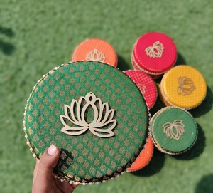 กล่องเหล็กตกแต่งดอกบัว500กรัมกล่องของขวัญอินเดียสำหรับงานแต่งงานของที่ระลึกหวาน laddoo 250แบบดั้งเดิม - Product Image 4