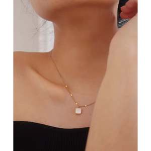 Collar con Colgante de Nácar Genuino, Chapado en Oro, Resistente al Deslustre, con Forma Geométrica, Regalo para Ella - Product Image 5