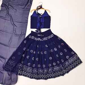Ensemble Choli à col halterneck brodé et Lehenga plissé longueur ras du sol pour enfants Shoryam Fashion ; Qualité boutique, tenue traditionnelle indienne pour les fêtes - Product Image 2