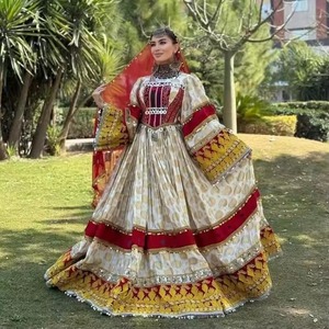 Robe de mariée traditionnelle afghane pour femmes couleur unie à manches longues Design Kuchi antique avec bouton naturel et détail en dentelle - Product Image 3