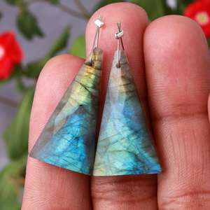 พลอยลาบราโดไรต์สีน้ำเงินธรรมชาติ DHORGEMS ทรงเหลี่ยมหลากหลายรูปแบบ พร้อมคุณสมบัติเปลี่ยนสี สำหรับทำต่างหูและเครื่องประดับ - Product Image 1