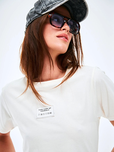 T-shirt 100 % coton pour femme avec patch frontal, logo personnalisé, haut décontracté de haute qualité, marque privée, basiques de mode premium, vente en gros OEM - Product Image 4