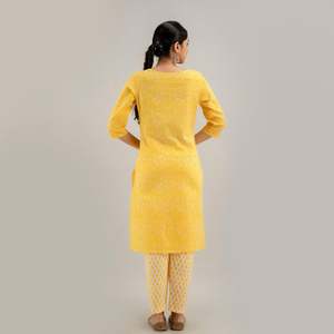 Kurta de Mujer con Corte en A y Diseño de Estampado Floral Amarillo en el Pecho, Incluye Pantalones y Conjunto de Dupatta - Product Image 3