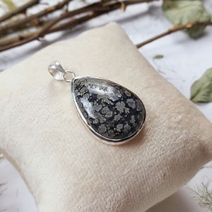 Colgante de Oro Apache con Cabujón en Forma de Pera y Bisel de Plata 925 |   Joyería de Piedras Preciosas Únicas al por Mayor - Product Image 5