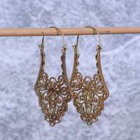 Boucles d'oreilles créoles Golden Mughal Jali Work pour femmes plaqué or et argent avec incrustation de réglage de lunette en laiton