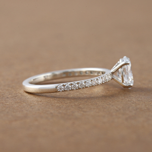 Anillo de compromiso de diamante de corte ovalado cultivado en laboratorio Anillo de regalo de lujo de moda de oro sólido de 18 quilates para mujer Certificado IGI - Product Image 3