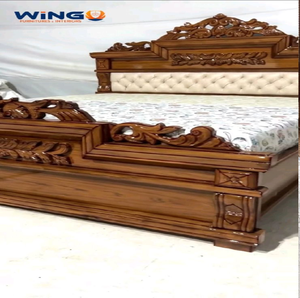 Cama de terciopelo azul real con un marco ornamental de hojas de oro y espejos a juego. Disponible a precios de mayoreo. - Product Image 2