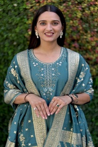 Grand ensemble élégant et droit de pantalon Kurti Dupatta Collection ethnique indienne opulente pour la vente en gros B2B et les cadeaux d'entreprise - Product Image 4