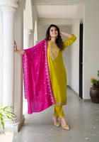 Dhwaja Export Salwar Kameez traditionnel pour femmes avec dupatta en soie Chanderi, travail de broderie lourd, matière Vichitra
