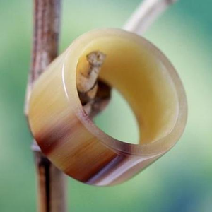 Bague en corne de buffle écologique faite à la main, finition polie naturelle, design moderne, corne de bœuf, artisanat traditionnel Saniya - Product Image 1