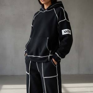 Ensemble de survêtement pour femme en coton lourd personnalisé, style streetwear, coupe ajustée, haut court, deux pièces, noir avec surpiqûres blanches contrastées - Product Image 6