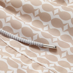 Shorts de bain recyclés pour hommes, motif géométrique beige, séchage rapide, avec taille élastique et poches à cordon - Product Image 5