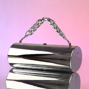 Embrague de metal en forma de concha dorada con textura acanalada y cadena. Disponible a precio mayorista. - Product Image 5