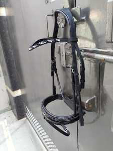 สายบังเหียนม้ากายวิภาคหนังเทียมย้อมสีหนังผักพร้อมหนังสิทธิบัตรและคริสตัลสำหรับขี่และแข่งรถ - Product Image 4