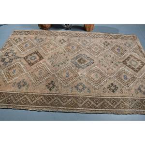 พรมขนสัตว์ตุรกีวินเทจขนาด5.3x8.2ฟุตลายปะต่อสีน้ำตาลเบจพร้อมแผ่นรองยางพาราดีไซน์โถงทางเดินทรงสี่เหลี่ยมสำหรับข้างเตียง - Product Image 3