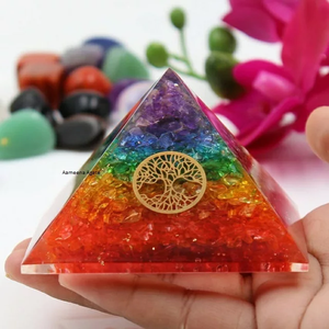 Pyramide d'orgonite Cristal de guérison naturel Pyramide d'orgone à sept chakras Pyramides d'orgone en résine de chakra d'énergie - Product Image 5