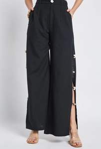 กางเกงปาลาซโซสีดำสุดหรู ออกแบบมาเพื่อตู้เสื้อผ้าสมัยใหม่ ผลิตจากผ้าเนื้อนุ่ม ระบายอากาศได้ดี - Product Image 2