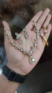 Conjunto de Collar y Pendientes de Latón con Acabado Mate para Mujer, Acabado Premium, Estilo Minimalista, Perfecto para Fiestas y Eventos Formales - Product Image 4