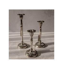 Ensemble de trois porte-bougies en aluminium couleur argent, différentes tailles, pour événements et décorations de fête - Product Image 5