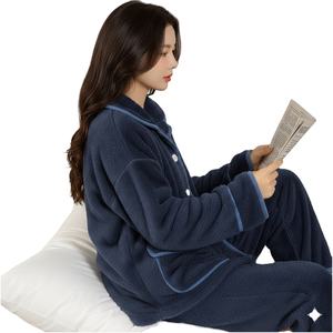 Conjunto de pijama de poliéster de manga larga para mujer con opción de tamaño personalizado, color personalizado y otras opciones de impresión. - Product Image 3