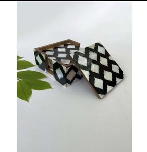 Posavasos de resina de madera duraderos para decoración navideña para oficina y mesas de comedor, posavasos hechos a mano - Product Image 1