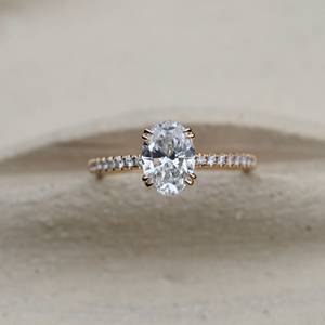 Elegante anillo de compromiso de moissanita de corte ovalado 1,41 TC con garras dobles y anillo elegante de media eternidad para novia o novia - Product Image 1
