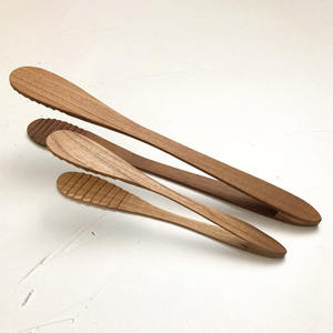 Pinzas de madera natural para servir, pinzas de madera reutilizables para agarrar alimentos, el mejor precio al por mayor - Product Image 1