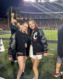 Chaqueta universitaria de lana para mujer con logotipo personalizado OEM con parche de letras de calle bordado de chenilla color negro para la temporada de invierno - Product Image 1