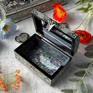 Caja Organizadora de Joyería de Madera de Lujo Moderna Hecha a Mano con Incrustaciones de Madreperla y Patrón Floral Grabado, Personalizable - Product Image 3