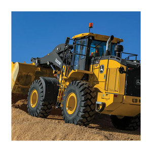 John Deere 624P chargeuse sur pneus forte machine polyvalente adaptée pour le levage de charges lourdes et le nettoyage de sites - Product Image 1