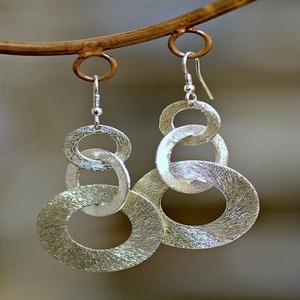 Pendientes de latón con múltiples piedras preciosas de calidad superior Estilo de fiesta lindo Chapado en plata y oro para regalos a precio mayorista - Product Image 6