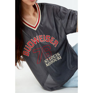 Camiseta de fútbol personalizable de alta calidad con cuello en V, camiseta de malla transpirable con diseño de moda americana holgado para deportes de verano - Product Image 2