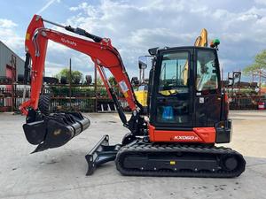 Excavadora de cadenas Kubota KX060-5 de calidad premium, capacidad de cazo de 0.12m³, alta potencia de excavación, componente central de motor negro - Product Image 5