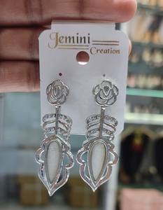 PENDIENTES DE GOTA DE CRISTAL Y CRISTAL CLARO A LA MODA CON CIERRE DE LEAVEBACK EN RODIO CONJUNTO DE PENDIENTES DE MODA PARA MUJER - Product Image 5