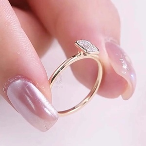 Anillo de Compromiso con Diamante Cultivado en Laboratorio, Corte Esmeralda de 1 Quilate, Engaste de Oro de 14K, Certificado - Product Image 3