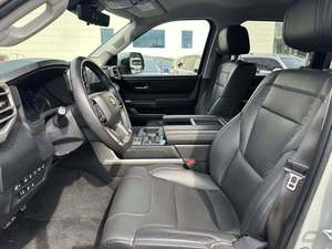 SR5 CREWMAX CAB 4WD 2024, conduite à gauche, sièges en cuir, toit en alliage d'aluminium, pneus R17 - Product Image 2