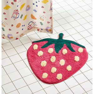 Tapis de bain en coton en forme de fraise, tufté, lavable, antidérapant, unique et élégant pour la décoration de la maison - Product Image 1