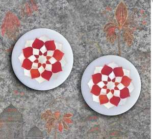 Dessous de verre élégants pour les tables à manger conçus pour protéger les surfaces en marbre et ajouter un style de décoration esthétique à la maison - Product Image 1