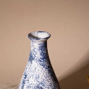 Vase en céramique bleu nuit contemporain avec design texturé, fait main, 10x19,5 cm, pour la maison ou le bureau - Product Image 2