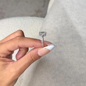 Anillo de Compromiso de Diamante Cultivado en Laboratorio con Corte Esmeralda de Lujo de 6.00 Quilates, Tres Piedras, Piedras Laterales Trillón, Certificado IGI, Oro Blanco de 18K - Product Image 5