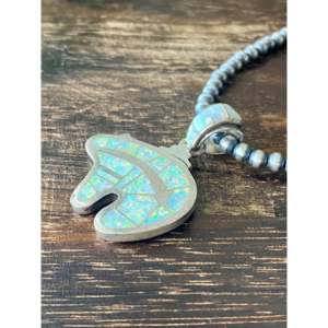 Pendentif artisanal Navajo en forme d'ours, incrusté d'opale blanche et d'argent sterling - Product Image 4