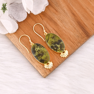 Boucles d'oreilles pendantes élégantes en laiton avec pierre précieuse opale verte, boucles d'oreilles délicates en laiton plaqué or pour un cadeau décontracté - Product Image 2