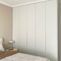 Armoire de chambre à coucher blanche minimaliste moderne, armoire intégrée de grande capacité pour ranger les vêtements avec tiroirs