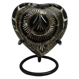 Urna de cremación de corazón de latón de alta calidad con hermoso grabado dorado negro acabado para funerales y almacenamiento de cenizas - Product Image 1