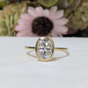 Bague de fiançailles en or blanc 14 carats massif avec diamant de laboratoire taille coussin de 2,10 carats, serti clos, halo caché, pour femme - Product Image 1