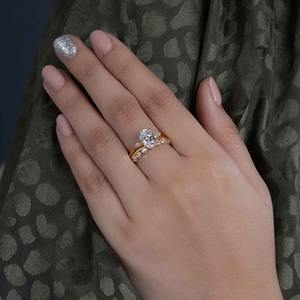 Conjunto de Anillo de Compromiso de Diamante Cultivado en Laboratorio con Corte Ovalado VVS de Edición Limitada con Anillo de Oro de 14k para Mujer a Bajo Precio - Product Image 2