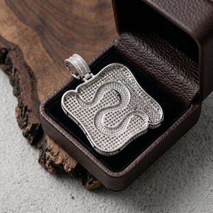 Pendentif Bhatiya Iced avec lettre personnalisée S, Moissanite VVS taille baguette, perle d'eau douce micro-incrustée, en argent sterling 925, breloque rose - Product Image 4
