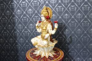 Statue de Laxmi assise en polyrésine blanche, artisanat traditionnel Nirmala, déesse hindoue Maa Laxmi, figurine de temple - Product Image 3