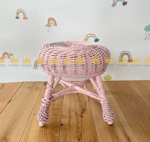 Taburete de ratán de inspiración vintage de Vietnam Diseño hecho a mano ecológico Interior al aire libre para niños - Product Image 1